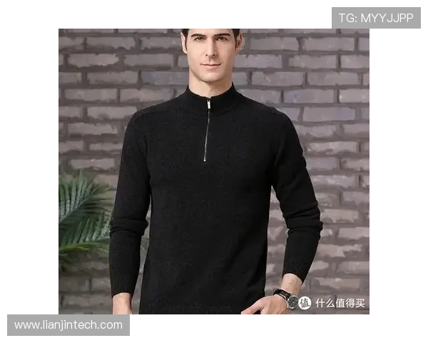 足球球星穿搭冲锋衣展现个性风采引领时尚潮流